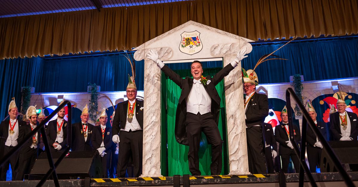 Voor een worst bidt de pastor voor goed weer met carnaval
