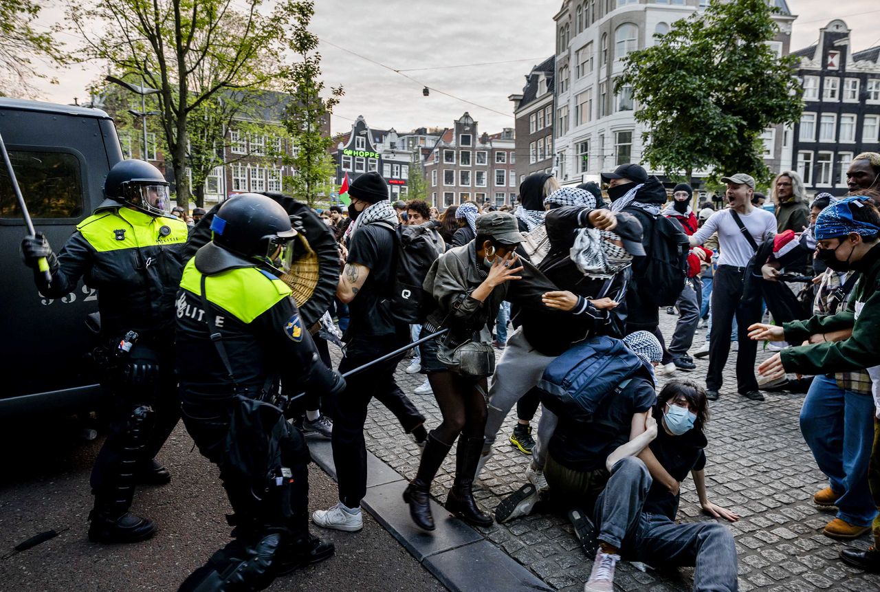 ME grijpt in bij demonstratie in Amsterdam, charges uitgevoerd 