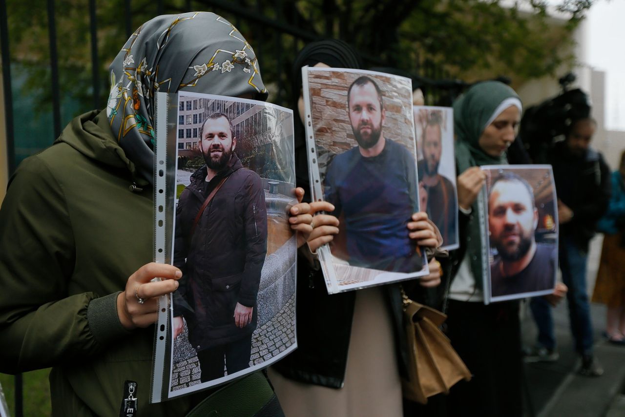 Betogers houden portretten van de vermoorde Zelimchan Changosjvili omhoog voor de Duitse ambassade in Tbilisi in Georgië.