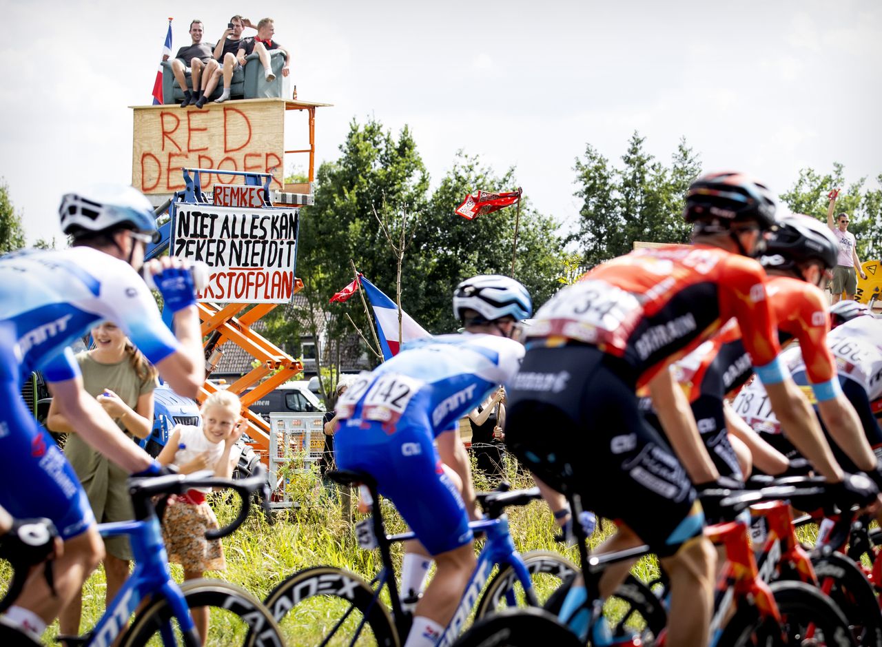 Protestgroep Agractie staat met tractoren, spandoeken en omgekeerde vlaggen langs het parcours van de Vuelta in Nederland, om aandacht te vragen voor het stikstofbeleid van de overheid.