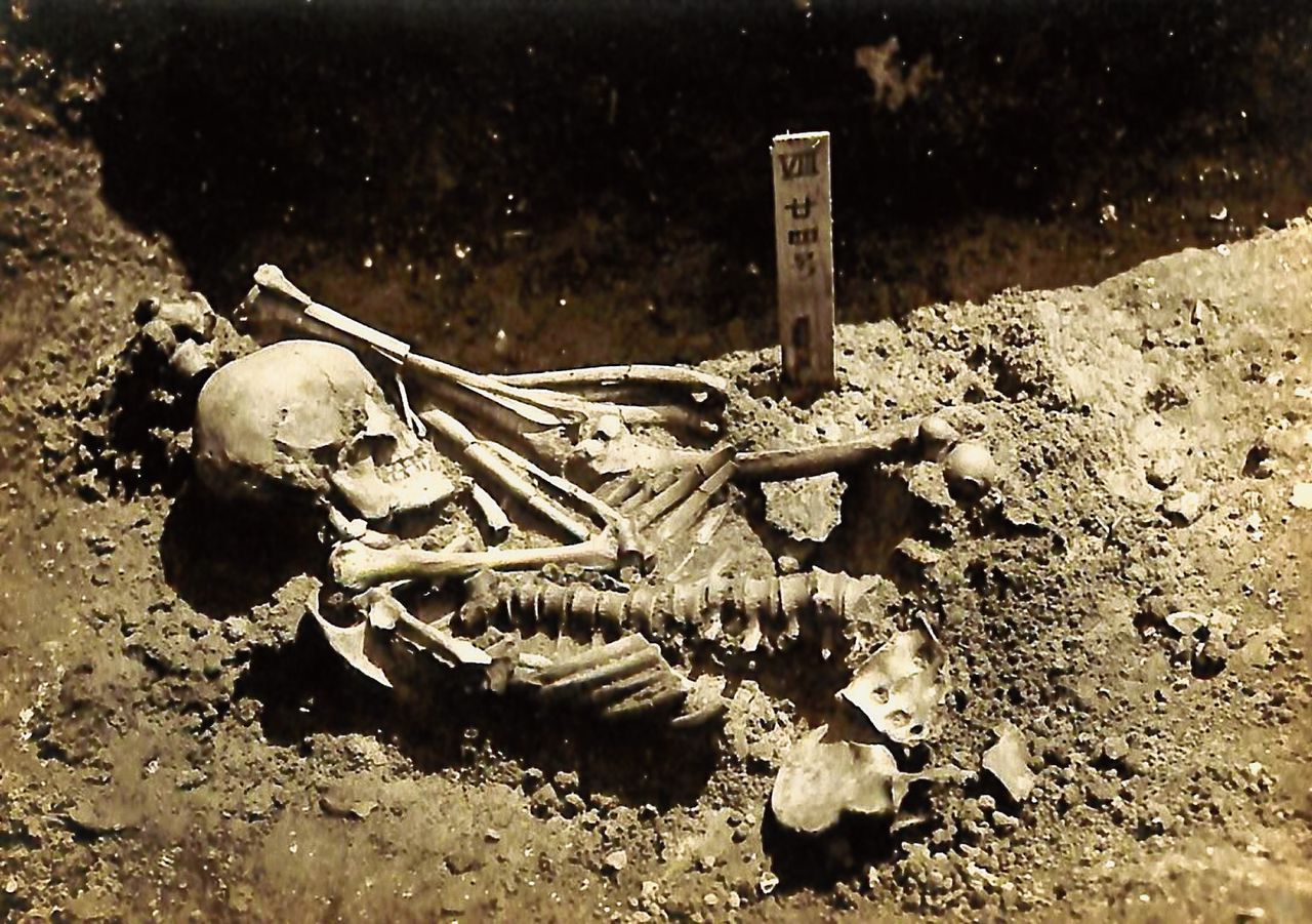 Het lichaam van de aangevallen visser ten tijde van de opgraving. Het losse linkerbeen lag ook netjes in het graf.