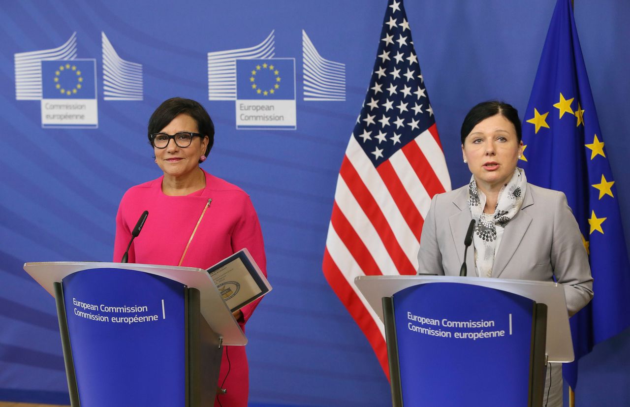Toenmalig Amerikaans minister Penny Pritzker (l) en Eurocommissaris Vera Jourova in 2016 na het bereiken van een akkoord over de Privacy Shield.