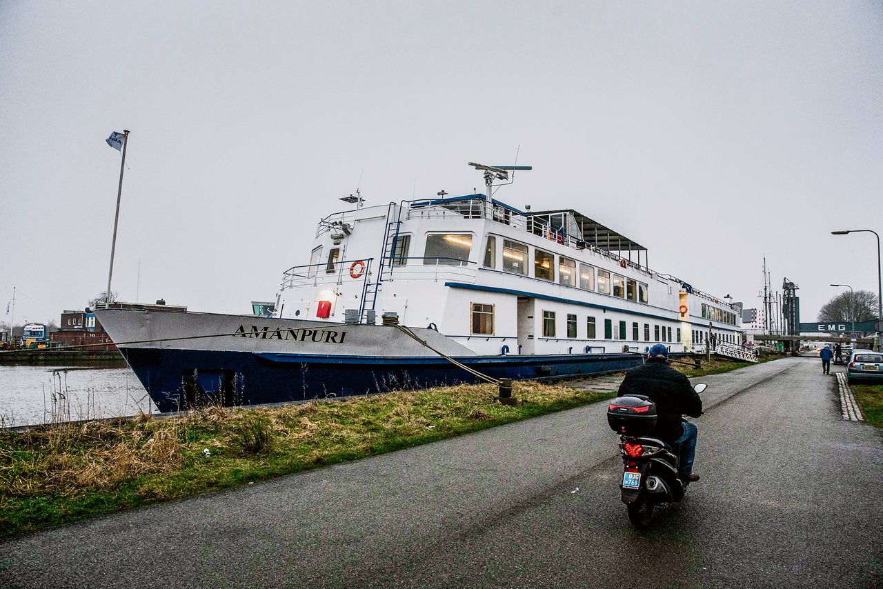 Op deze opvangboot voor asielzoekers wordt niemand in de watten gelegd 