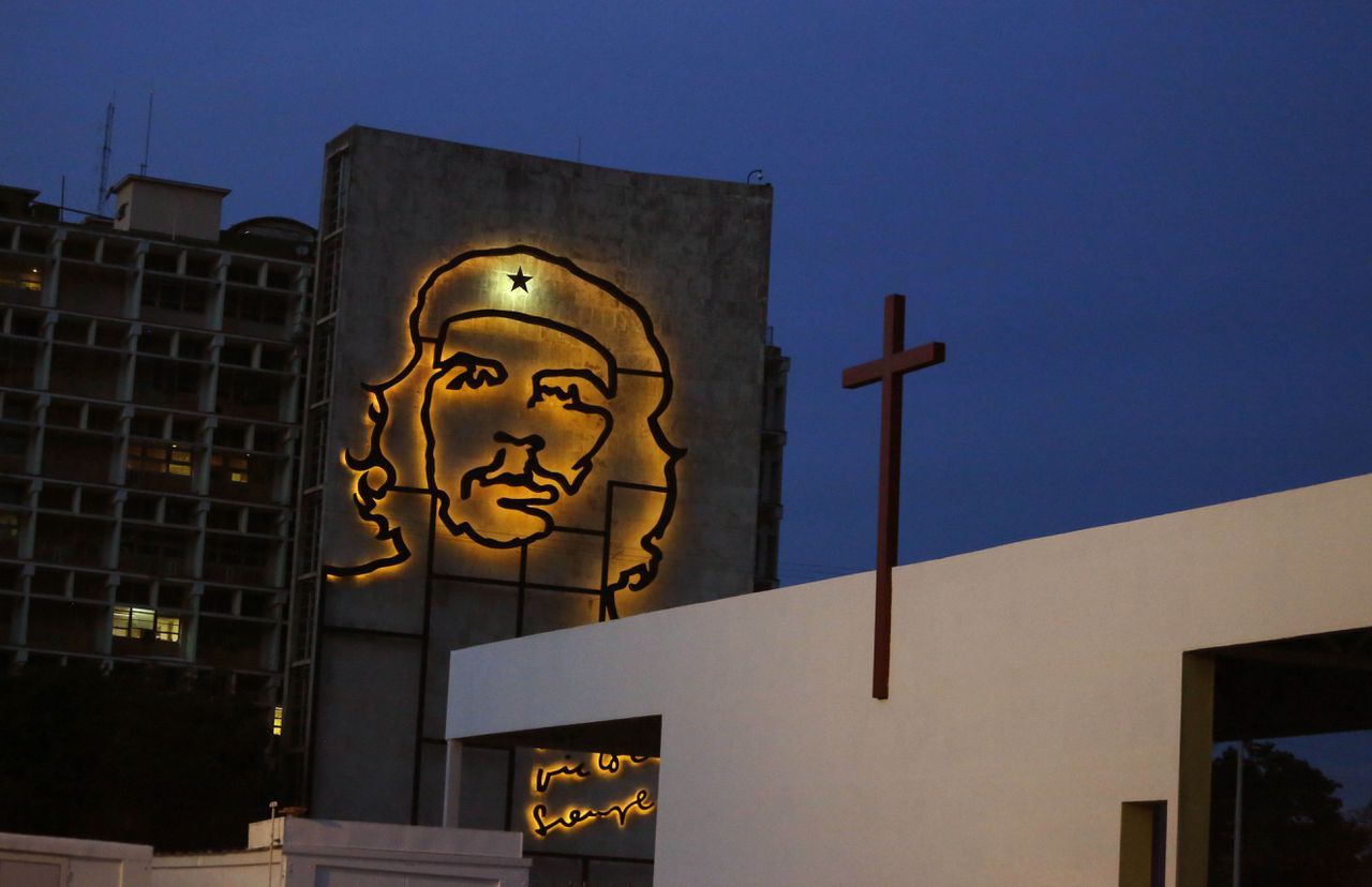 Havana bouwt een altaar voor de paus tegen de achtergrond van een verlichte beeltenis van Che Guevara.