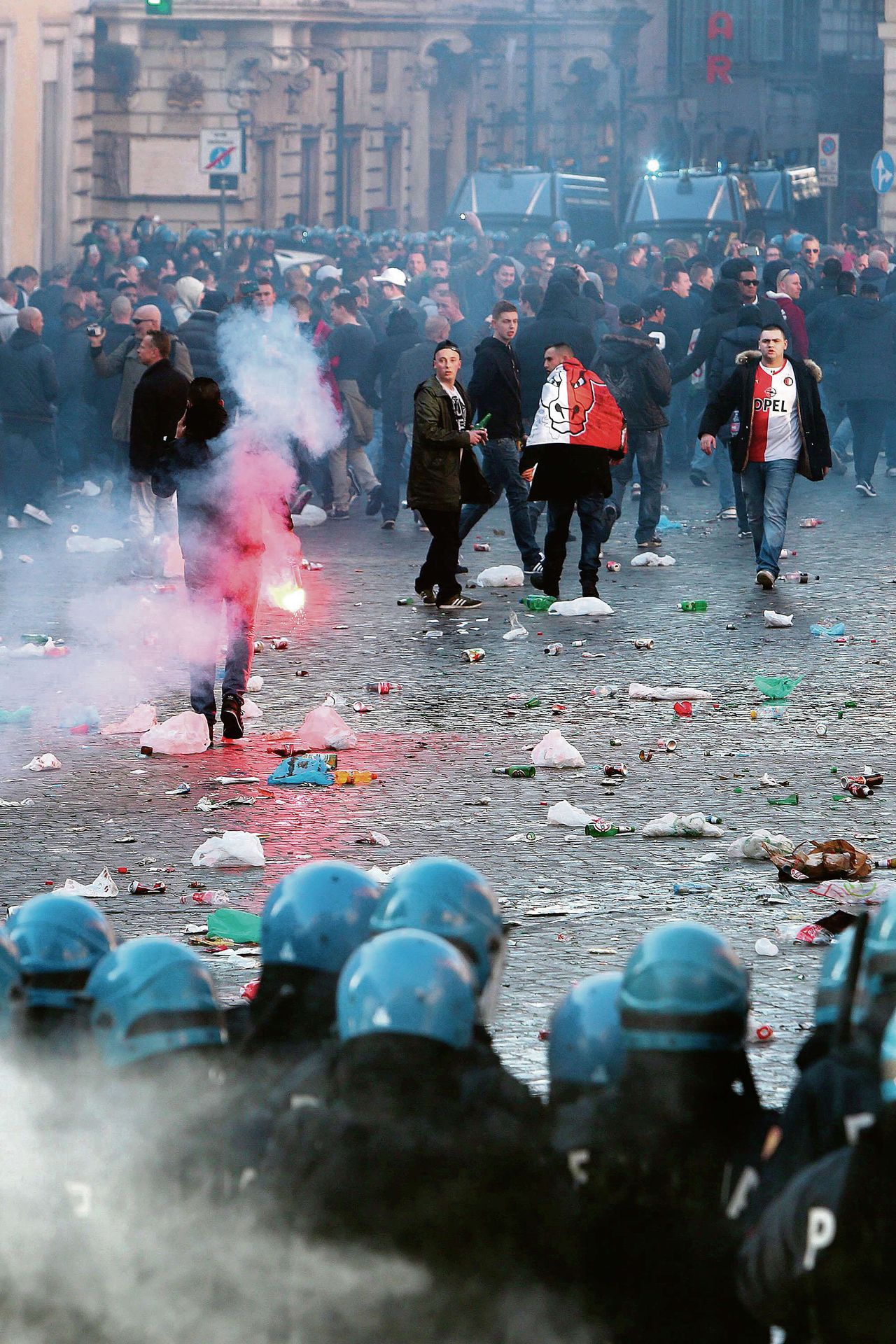 Feyenoordaanhangers botsen met de politie in het centrum van Rome op Piazza di Spagna, vorige week donderdag.