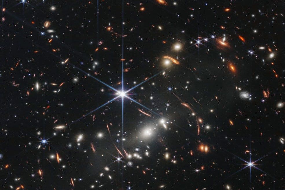 Het sterrenstelselcluster SMACS 0723, gefotografeerd door de James Webb Space Telescope. Op de achtergrond zijn nóg oudere stelsels te zien.