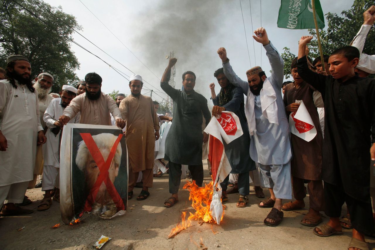 Pakistanen schreeuwen leuzen uit protest tegen de cartoonwedstrijd van Geert Wilders.
