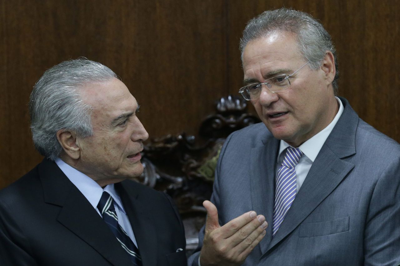 Senaatsvoorzitter Renan Calheiros (r) in gesprek met interim-president Michel Temer.