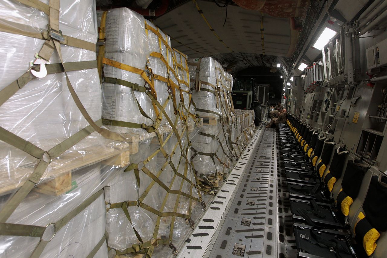 Een Amerikaans vrachtvliegtuig is volgeladen met hulpgoederen voor Venezuela.