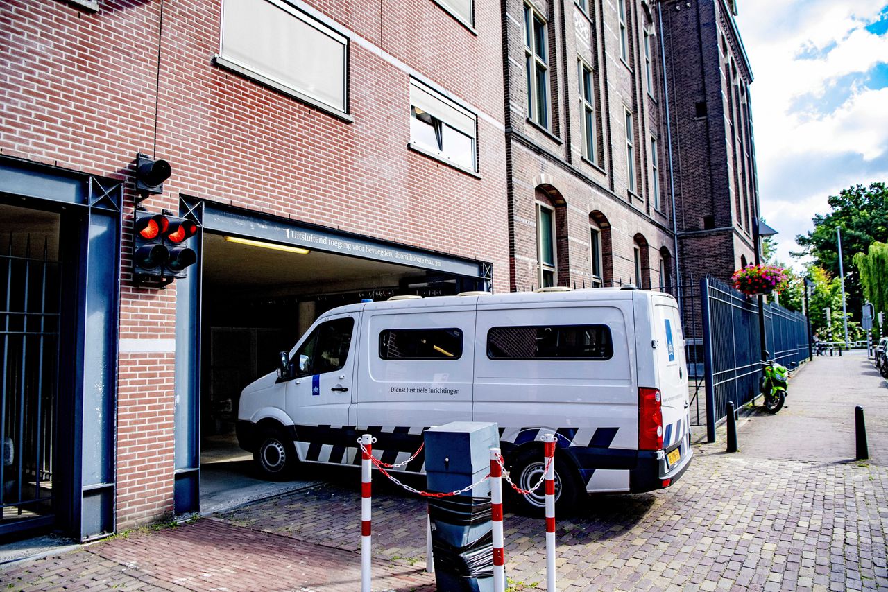 Een geblindeerde auto komt aan bij de rechtbank in Utrecht voor de pro-formazitting tegen Gökmen T.