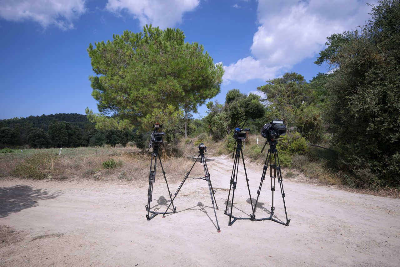Camera's staan op de toegangsweg naar de commune waar Jos B. verbleef. Foto ANP/Jasper Juinen
