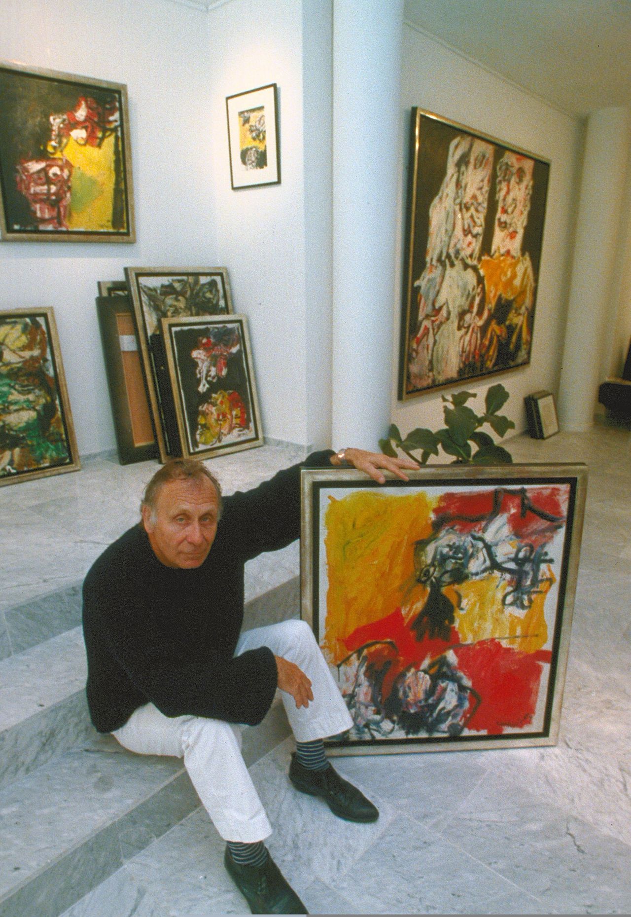 Jan Sierhuis in 1990. Hij toont een van zijn veertig werken die te zien zijn in Gallery Delaive in Amsterdam.