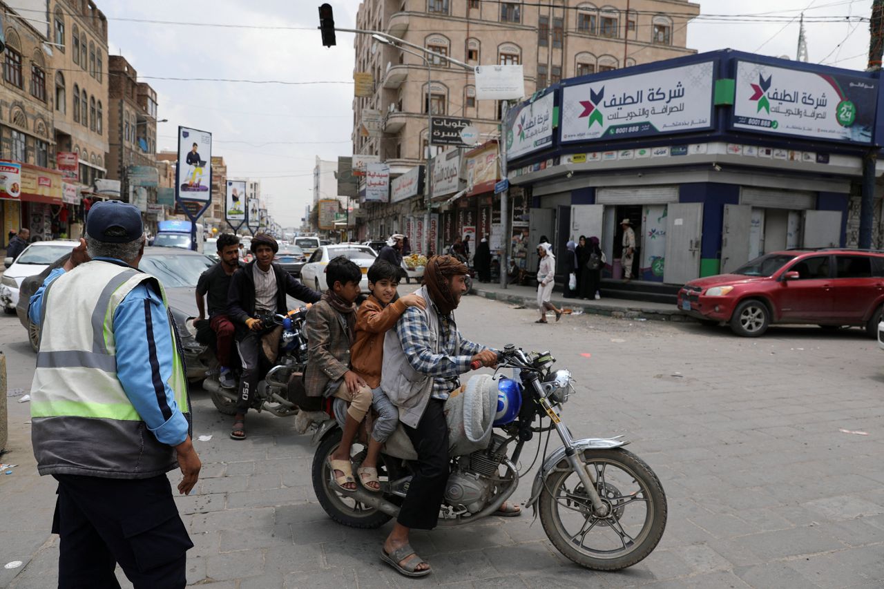 Straatbeeld uit de Jemenitische hoofdstad Sana’a. Sinds april heerst een gewapende vrede waardoor het land voorzichtig op gang lijkt te komen.