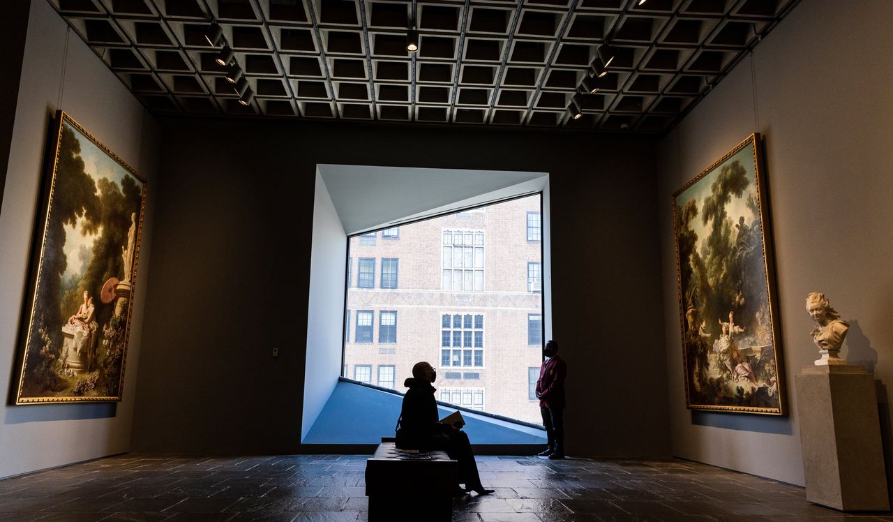 Een bezoeker bij een werk van Jean-Honoré Fragonard in het Frick Madison in New York.