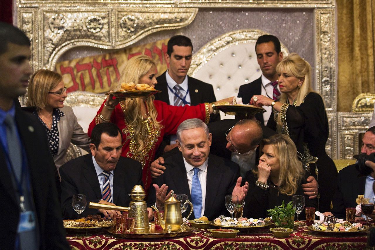 Oud-premier Benjamin Netanyahu tijdens een diner in 2015 in de Israëlische plaats Or Akiva, met zijn vrouw Sara (rechts, zittend).