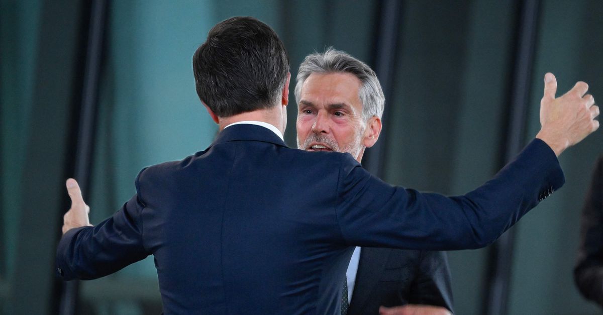 Rutte en Schoof houden elkaar stevig vast in Brussel, ze hebben elkaar nodig
