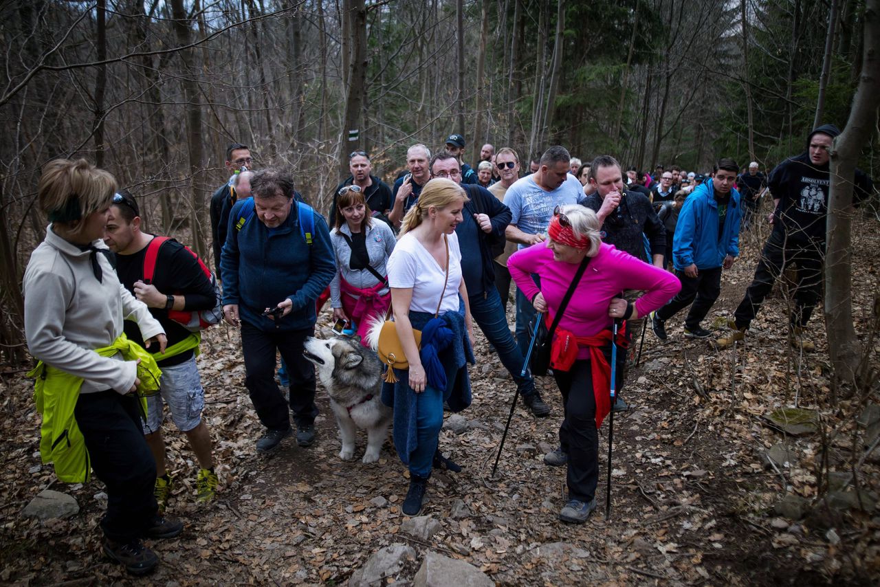 De Slowaakse presidentskandidaat Zuzana Caputova (midden) nodigde voor haar laatste grote campagne-evenement honderden aanhangers uit voor een wandeling in de natuur.