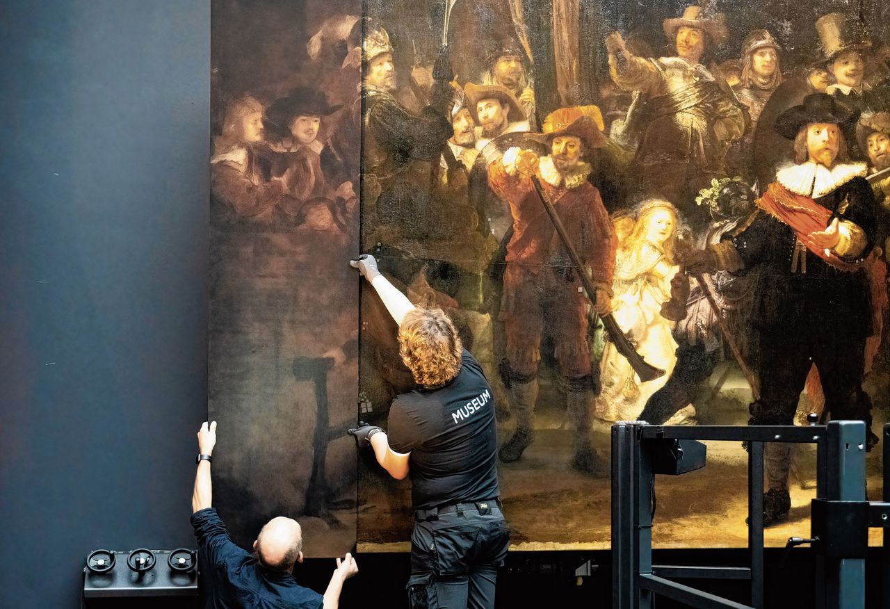 Het Rijksmuseum installeert panelen met daarop een reconstructie van de ontbrekende delen van ‘De Nachtwacht’ om het schilderij heen.