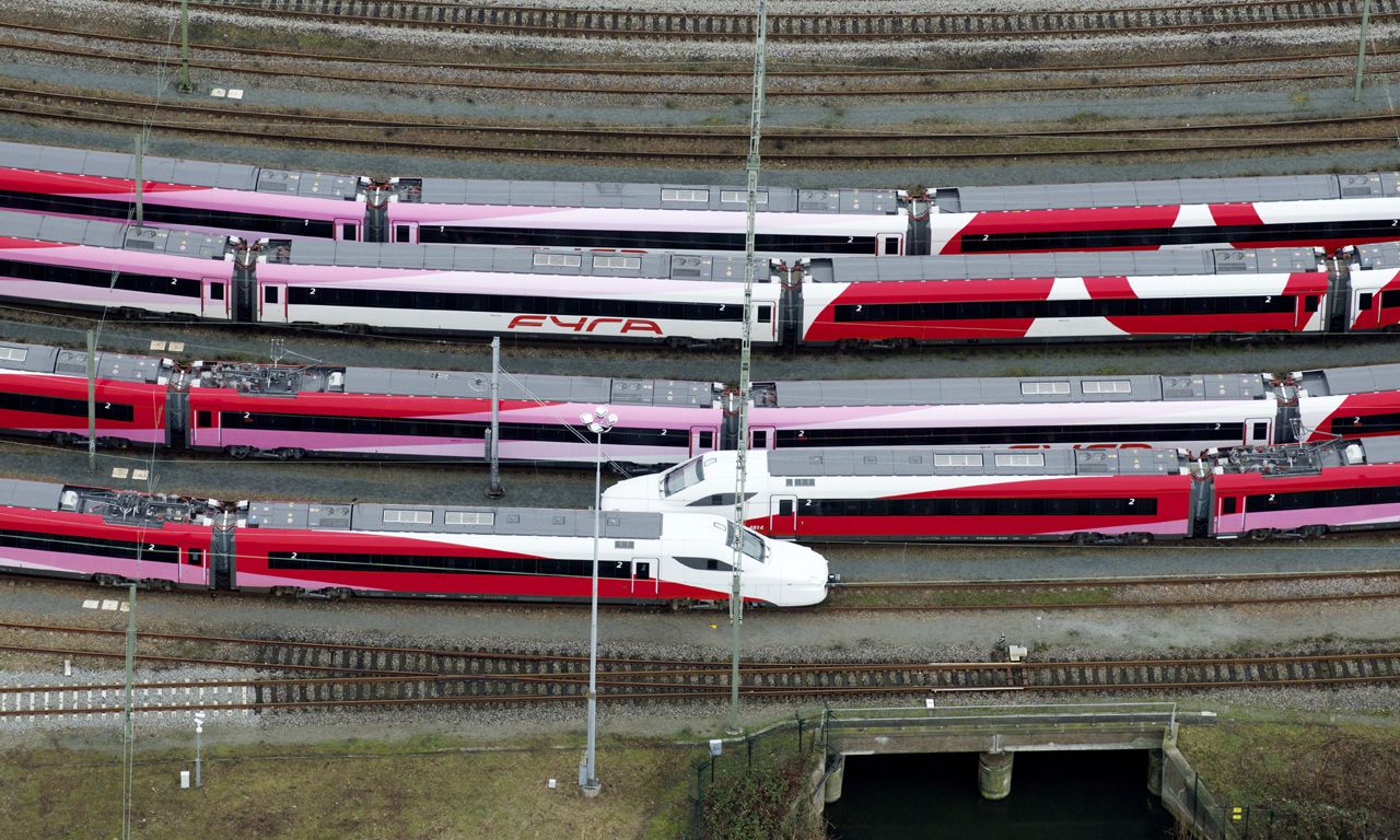 Fyra-treinstellen staan geparkeerd op het rangeerterrein Watergraafsmeer.