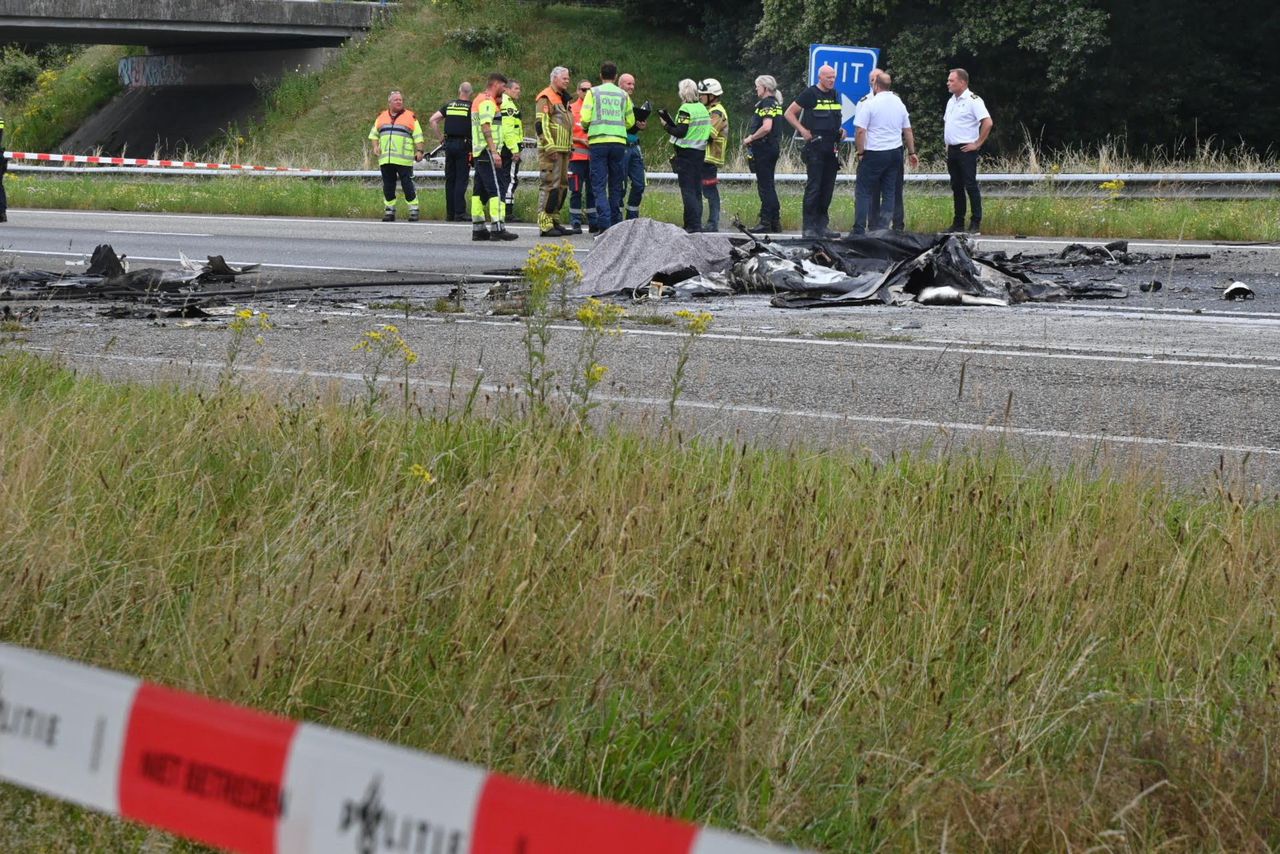 Klein vliegtuig neergestort op A58 bij Rucphen, piloot komt om bij crash 