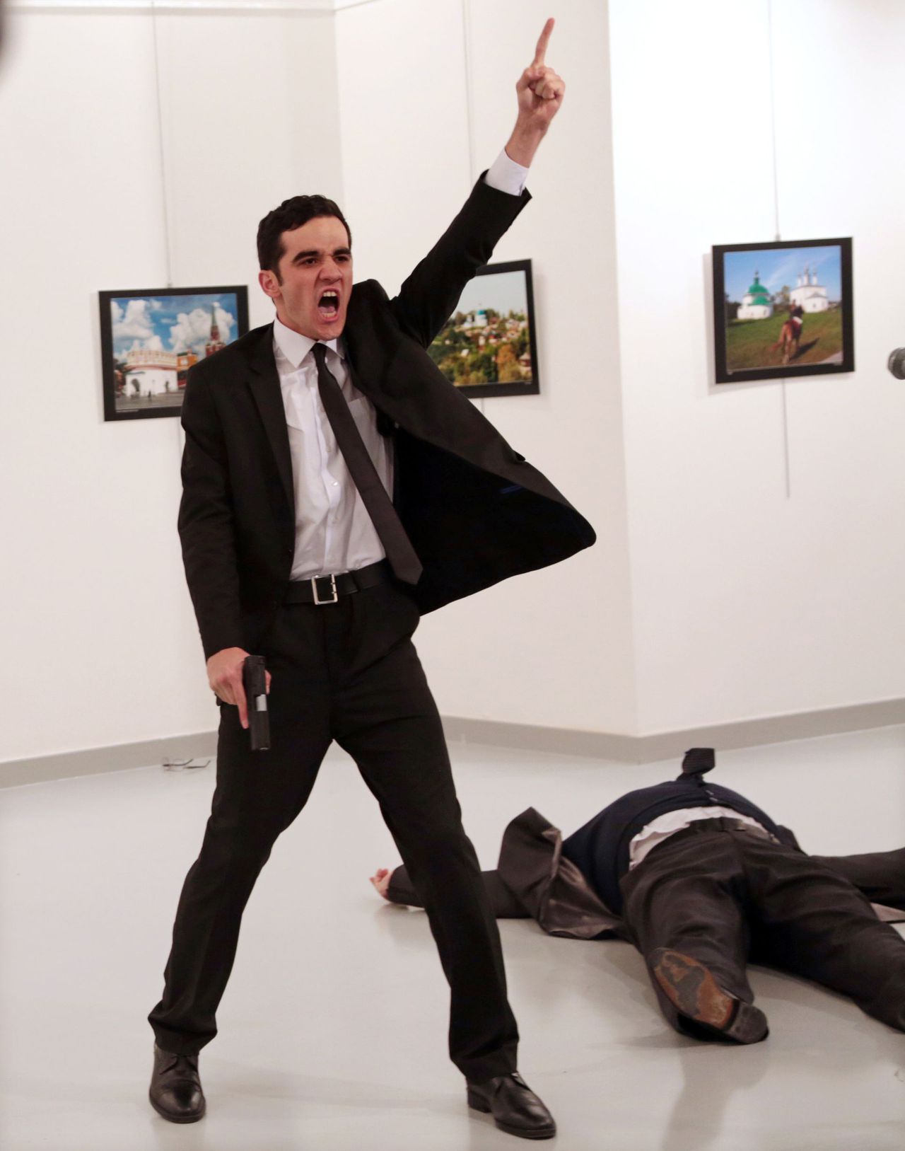 De Turkse fotograaf Burhan Ozbilici, al dertig jaar werkzaam voor persbureau AP, won de prijs voor zijn foto van de moord op de Russische ambassadeur Andrej Karlov die tijdens een tentoonstelling in Ankara op 19 december werd neergeschoten door de 22-jarige Mevlüt Mert Altintas.