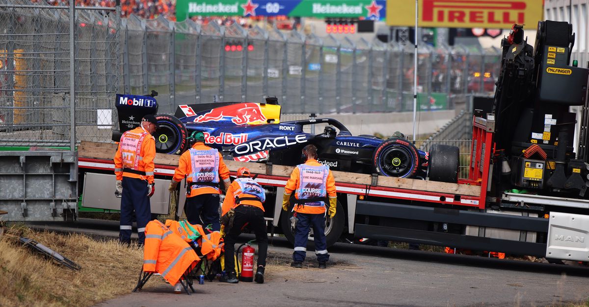 Nog slechts één rondje zien de fans Max Verstappen op racesnelheid voorbijkomen, in de allerlaatste GP op Zandvoort