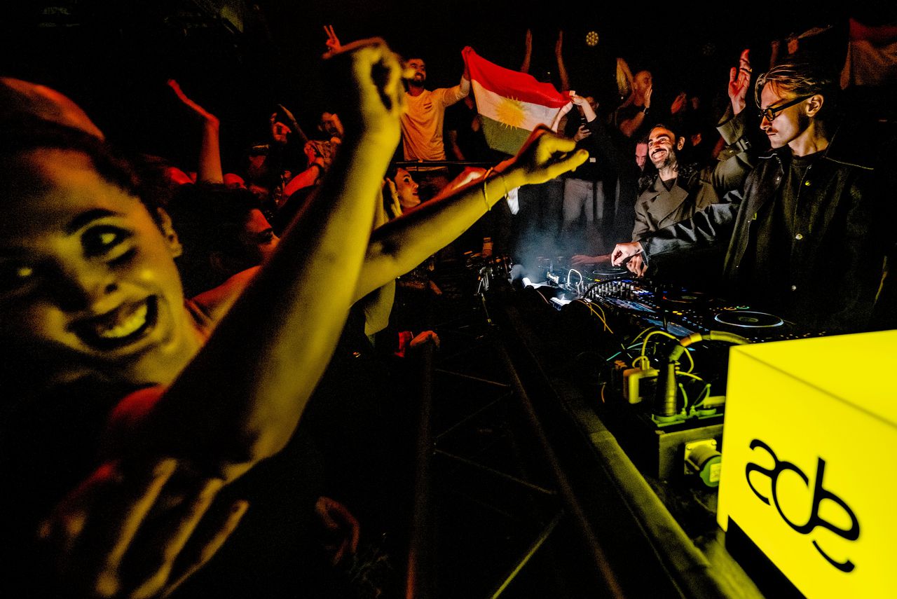 Al dertig jaar gaan feesten en netwerken op Amsterdam Dance Event hand in hand: ‘georganiseerde chaos is wat het zo Amsterdams maakt’