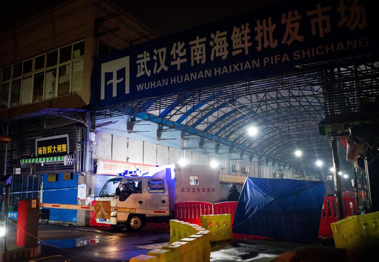 Medewerkers van de hygiënische nooddienst verlaten op 11 januari de Huanan Sea Food Market. Op 1 januari werd de vismarkt in Wuhan afgesloten na meldingen van ernstige longontstekingen.