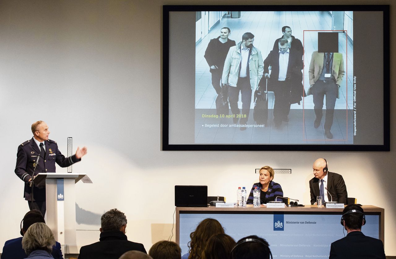 Het toenmalig hoofd van de MIVD Onno Eichelsheim (l.) bij een persconferentie in 2018 over de verijdeling van Russische spionage bij de OPCW in Den Haag.