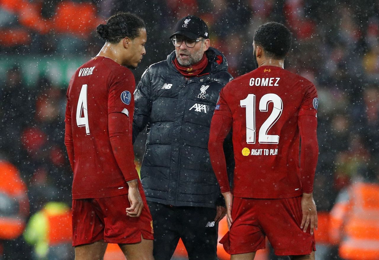 Virgil van Dijk (links) overlegt met Liverpool-trainer Jürgen Klopp en verdediger Joe Gomez.