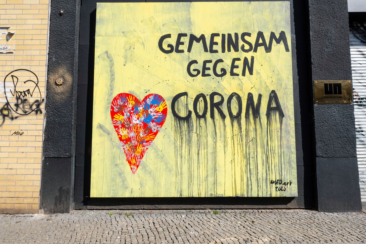 ‘Samen tegen corona’: muurschilderingen in Berlijn.