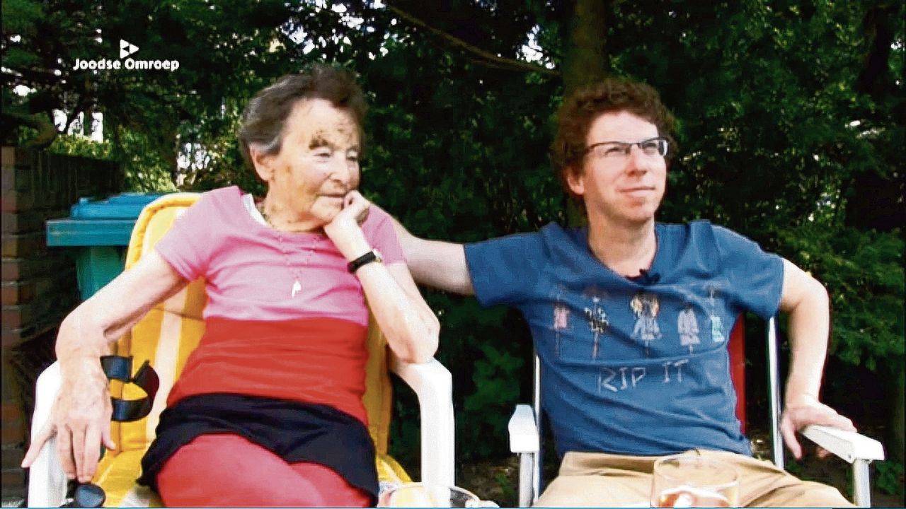 Schrijver Arnon Grunberg met zijn in 2015 overleden moeder Hannelore Grünberg-Klein, op beeld uit de documentaire Moeder & Grunberg (2015).