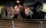 Un mural en París con la imagen de Mahsa Amini a la izquierda muestra solidaridad con las protestas en curso en Irán.