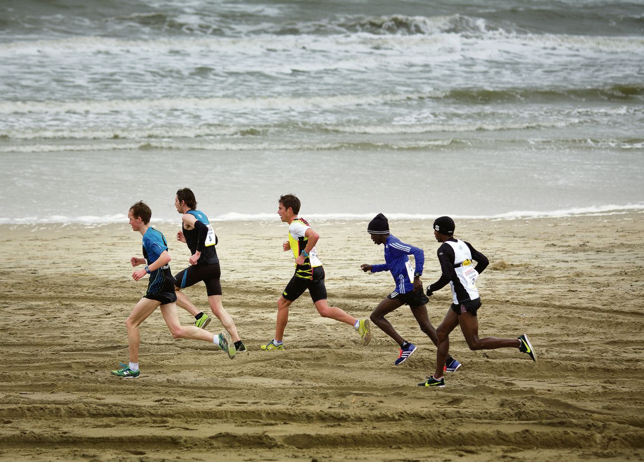 Marathonloper Michel Butter (foto boven, in derde positie) eindigde gisteren als vijfde in Zandvoort. Aan de circuitrun deden 13.000 deelnemers mee.