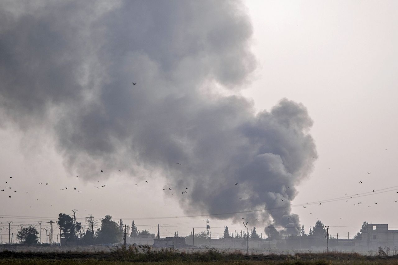 Rook na een Turkse luchtaanval in het Syrische grensstadje Tell Abyad.