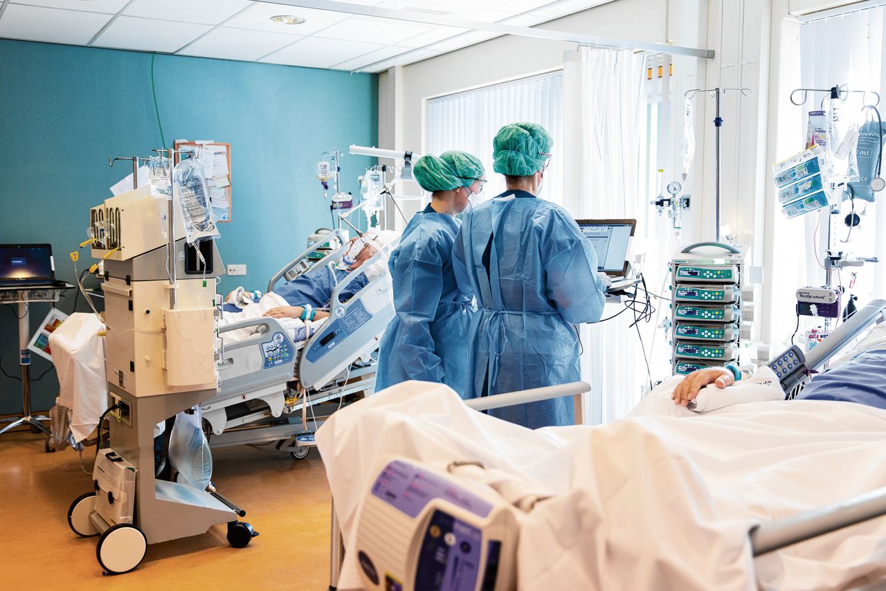 IC-verplegers op de intensivecare-afdeling in het Van Weel-Bethesda Ziekenhuis in Dirksland.