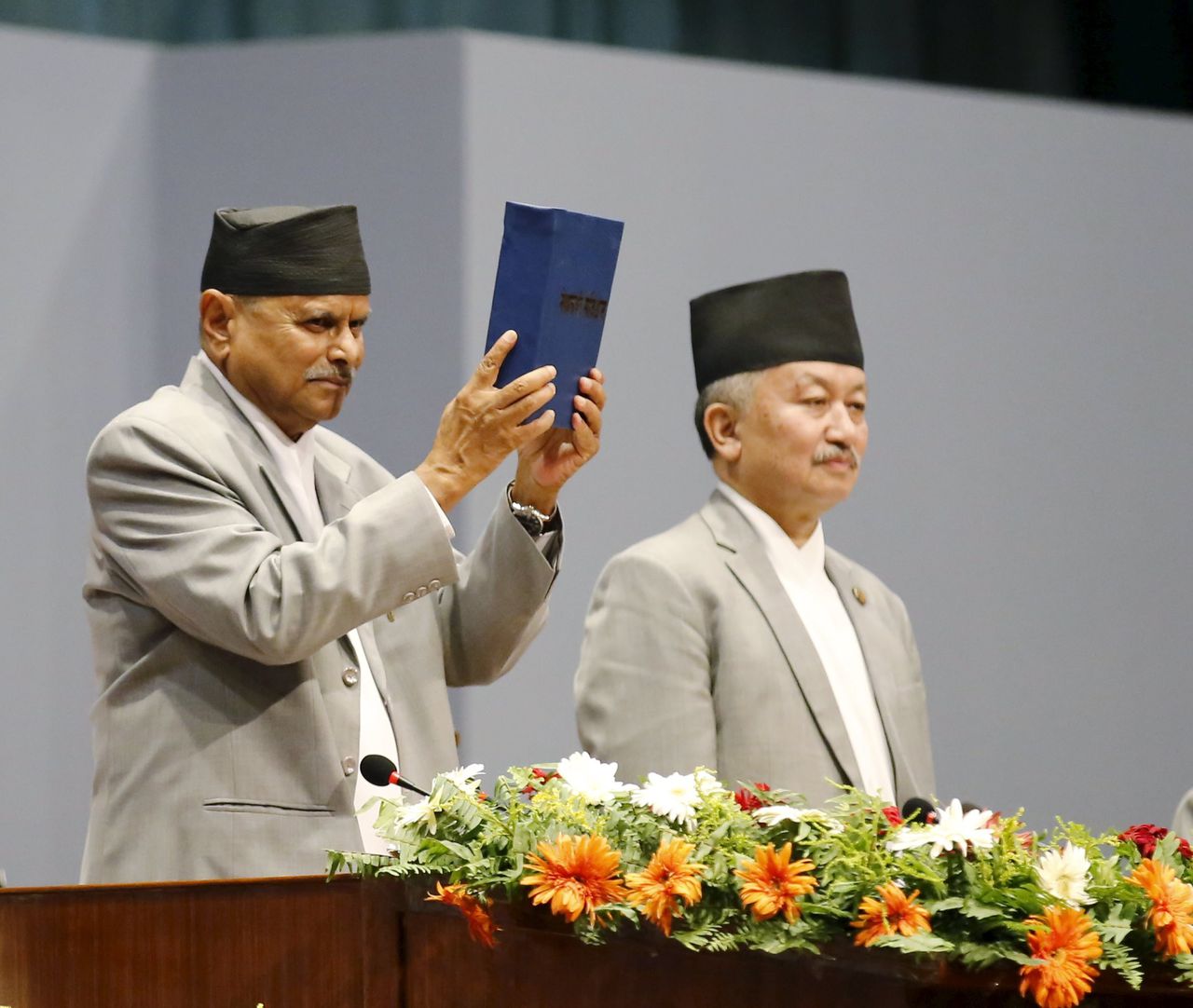 Nepalese President Ram Baran Yadav kondigt de nieuwe grondwet aan.