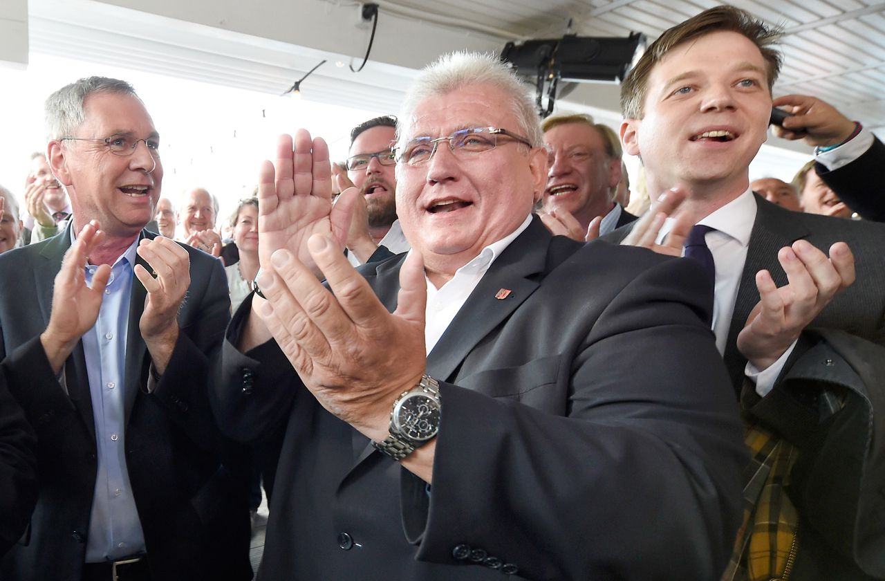 CDU'ers zijn verheugd na het aanhoren van de exitpolls.