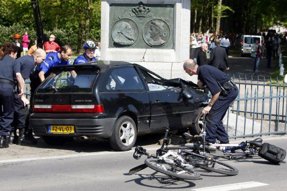 Karst T. reed op Koninginnedag 2009 in op het toegestroomde publiek. Zeven mensen kwamen daarbij om het leven.