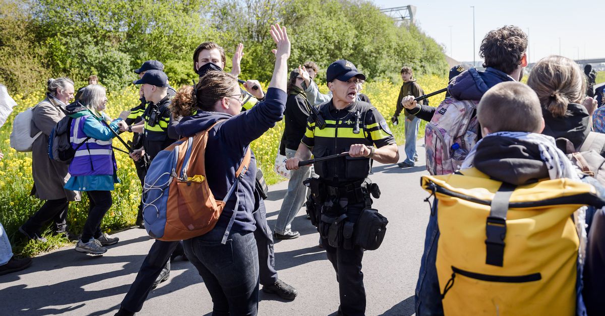 Klimaatactivisten blokkeren snelweg richting Utrecht