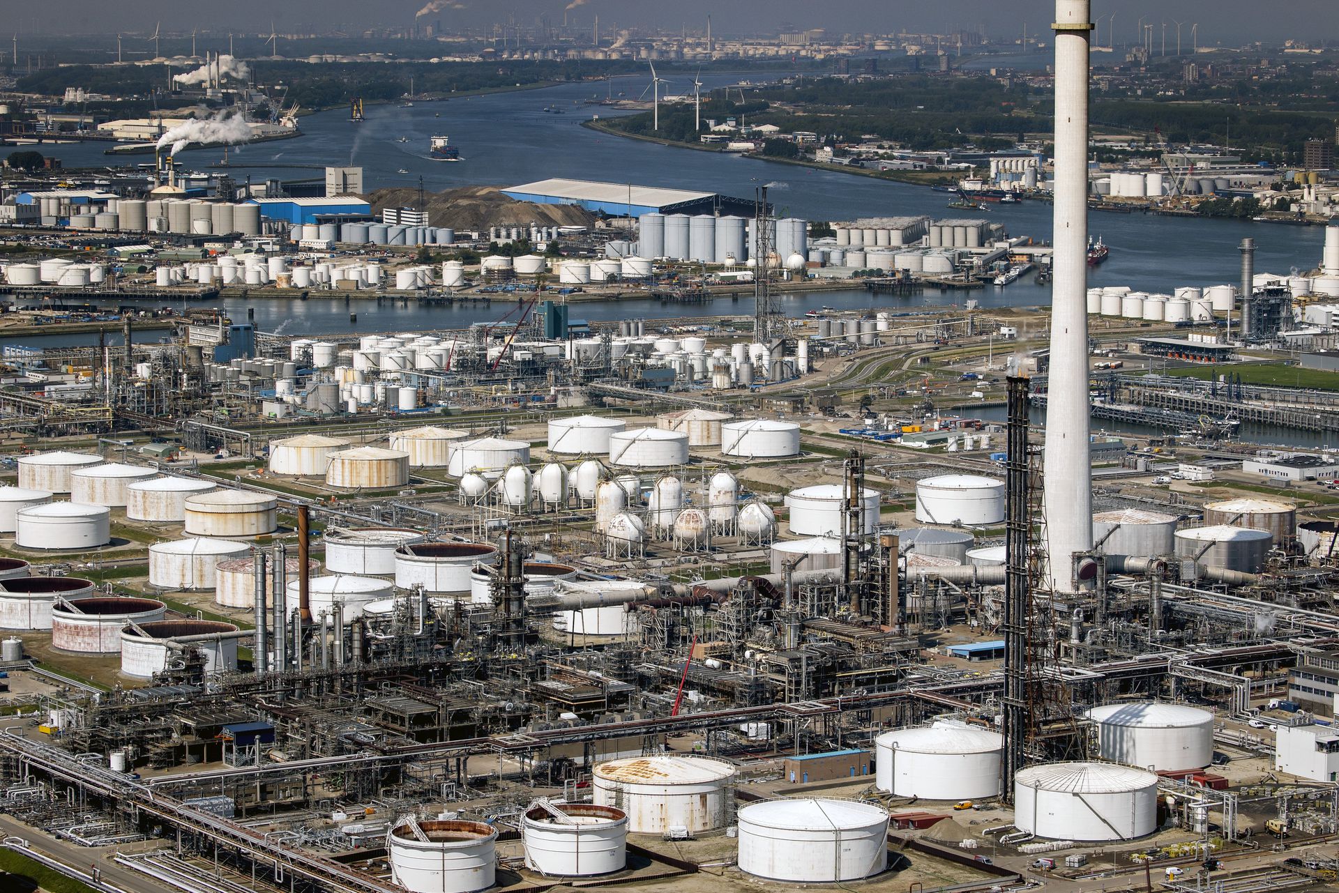 Nieuwe waterstoffabriek moet Rotterdamse Shellraffinaderij groener