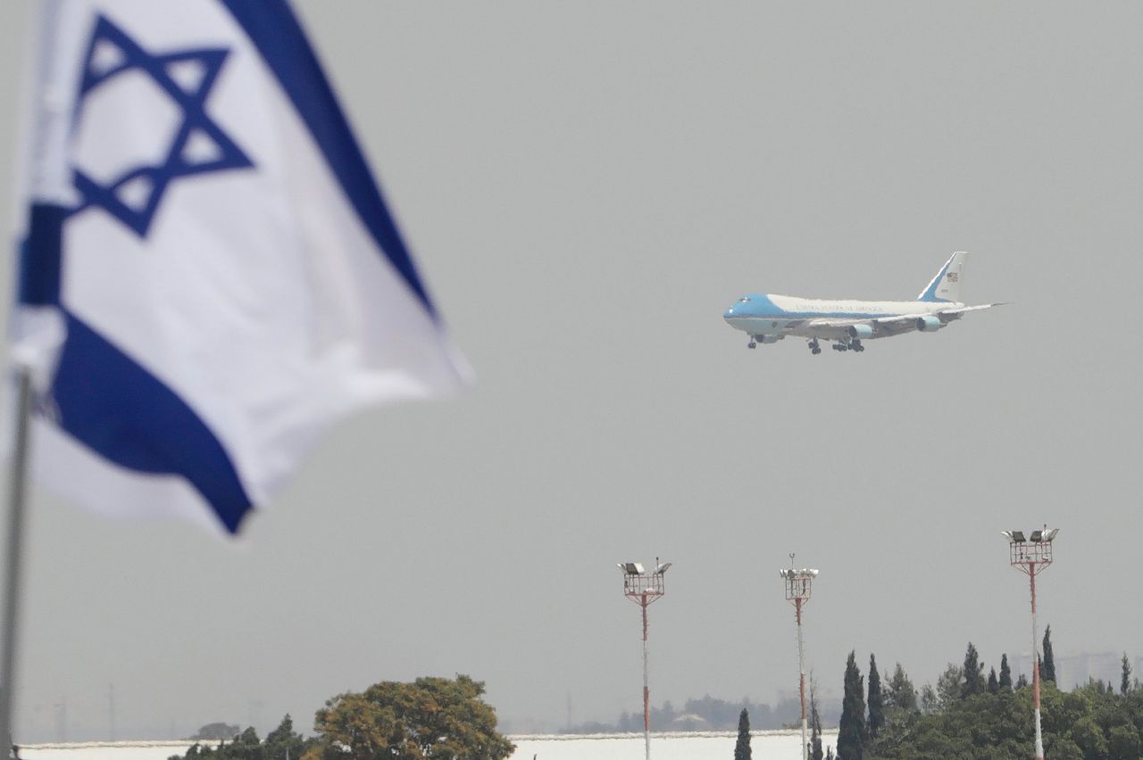 Air Force One komt eerder dit jaar aan op het vliegveld bij Tel Aviv.