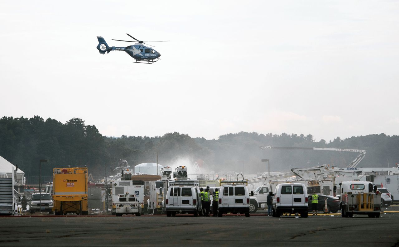 Hulpdiensten op de luchthaven in Connecticut.