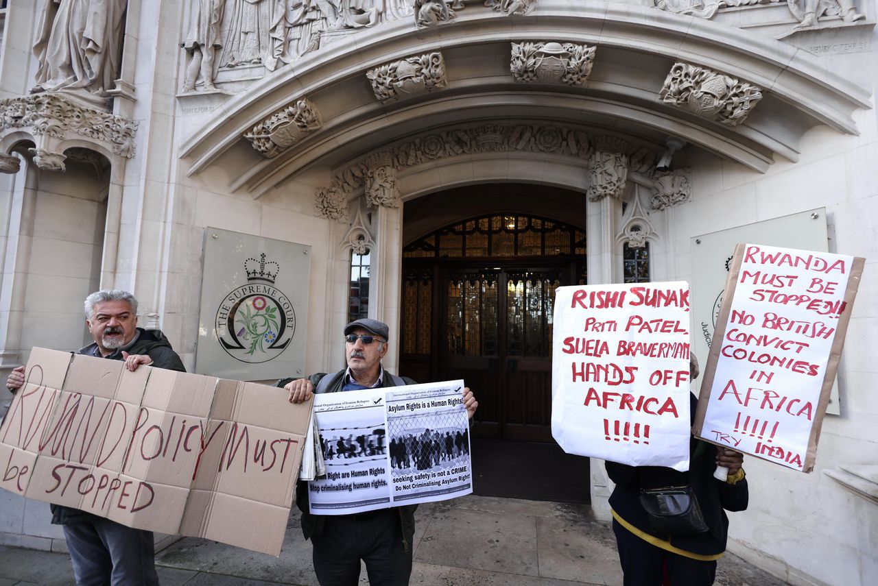 Britse rechter: migranten naar Rwanda sturen mag niet. Britse regering: we willen het tóch 
