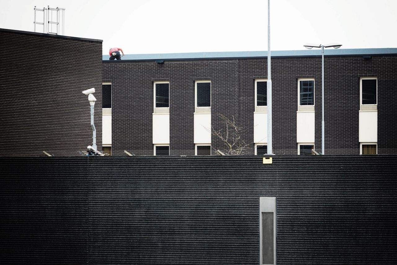Asielzoekers in het detentiecentrum in Rotterdam werden in hun cellen opgesloten.