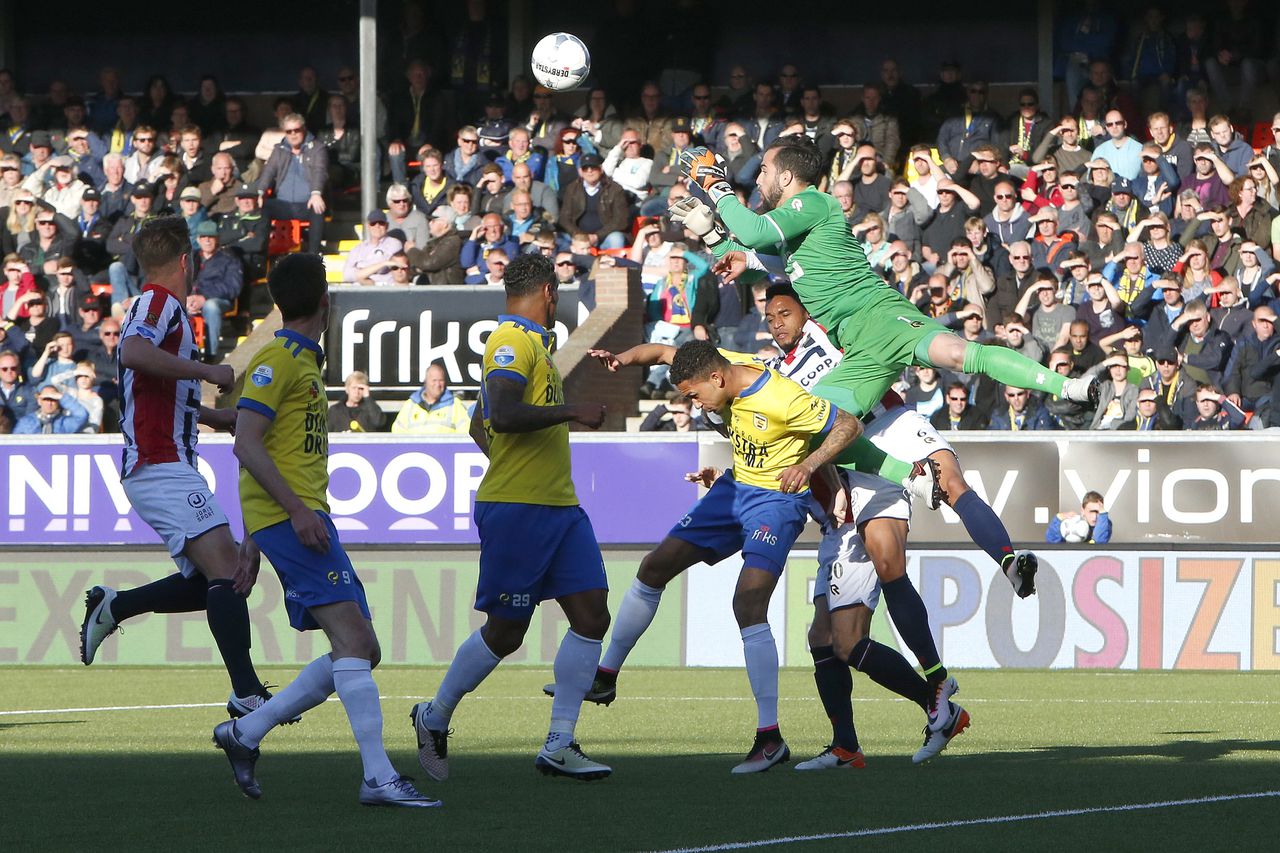SC Cambuur - Willem II, een redding van Willem II-keeper Kostas Lamprou.