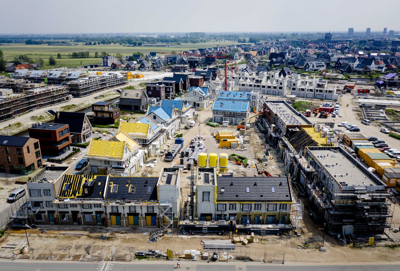 Een nieuwbouwproject in Vathorst. Volgens het Economisch Instituut voor de Bouw (EIB) loopt de productie van woningen vertraging op door het tekort aan materialen.