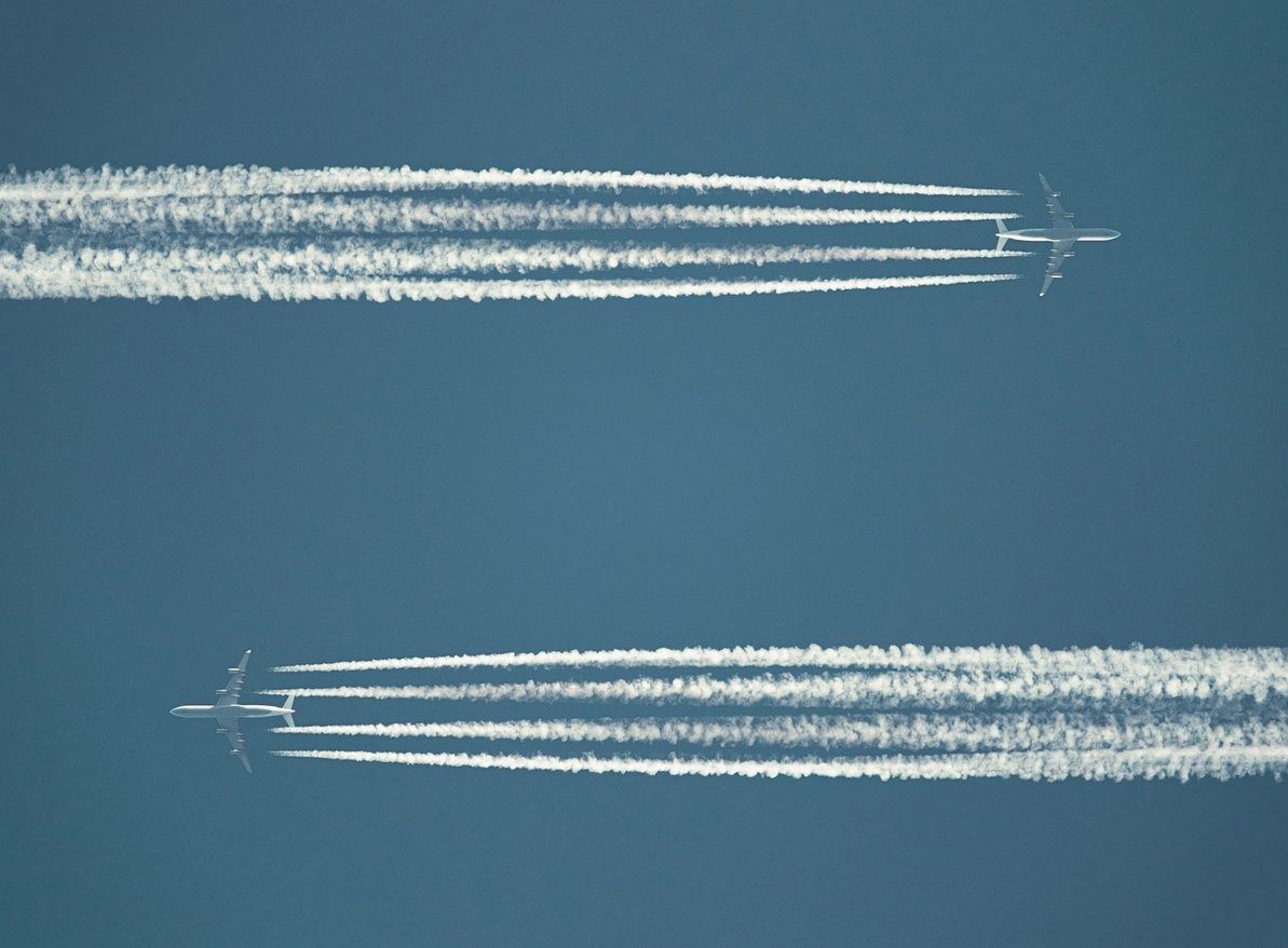 Passagiersvliegtuigen op kruishoogte met condensstrepen