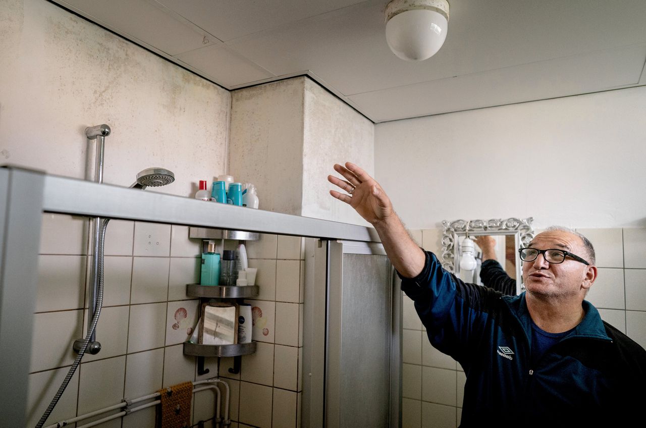 In de Haagse Moerwijk kampen de bewoners met schimmel in huis: ‘Als ik bij de sportschool kan douchen, doe ik dat’ 