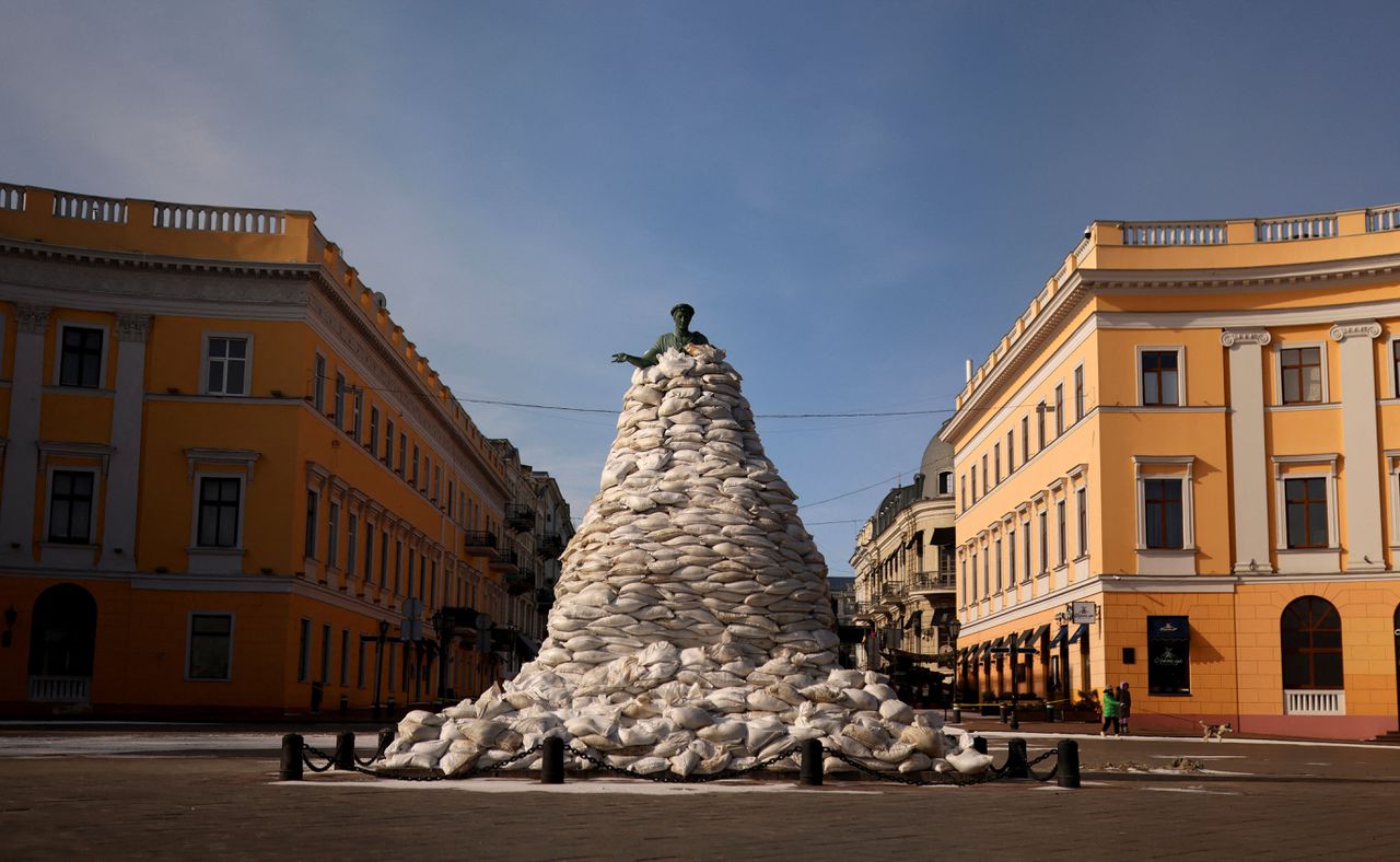 Het standbeeld van Duke de Richelieu in de Oekraïense stad Odessa wordt met zandzakken beschermd tegen het oorlogsgeweld.